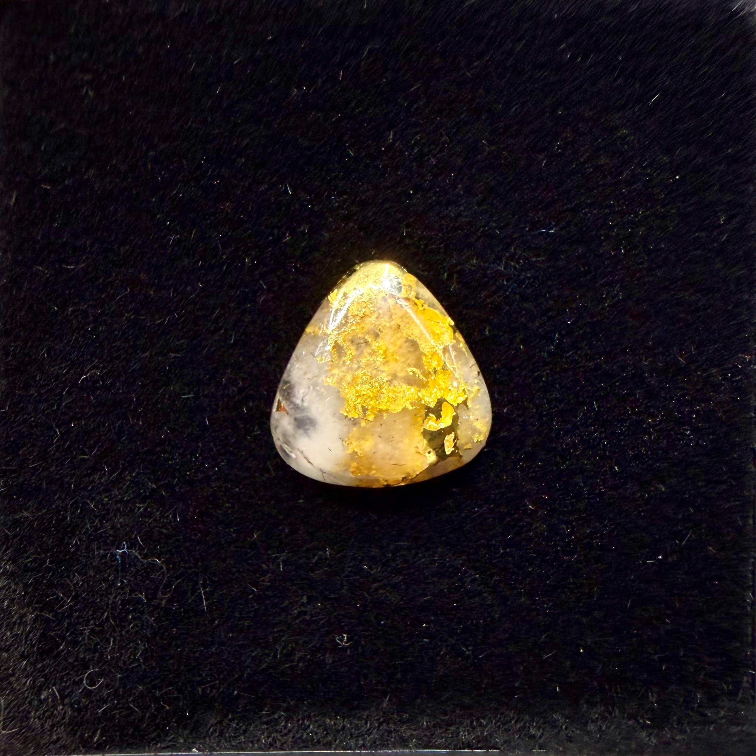 3.50ct Triangular Gold Vein Quartz